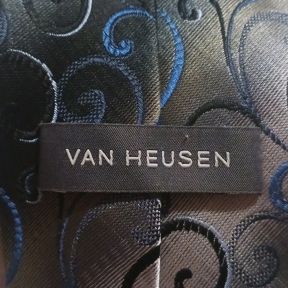 NWOT. Van Heusen Silk Tie. - Picture 3 of 3